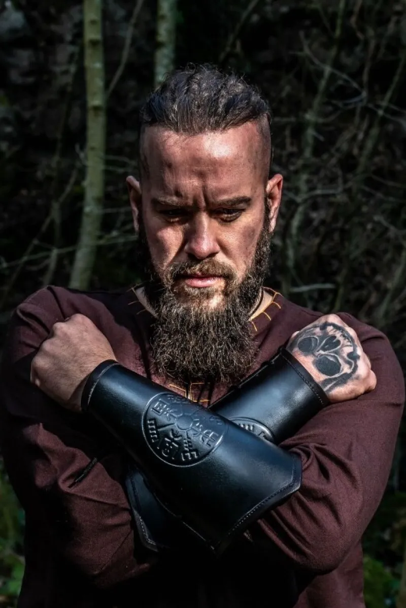 Clearance Leonardo Carbone 1252 Lederarmschiene "Ottar" mit Vegvisir-Prägung - Schwarz