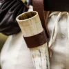 Fashion Leonardo Carbone Hornhalter aus Leder mit keltischer Prägung Braun