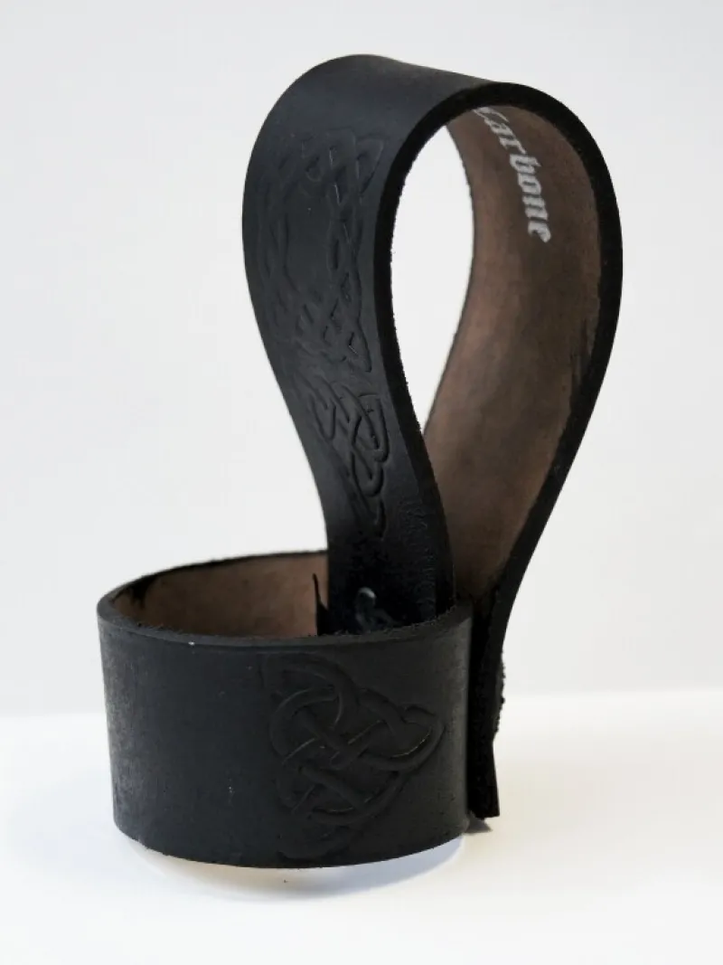 New Leonardo Carbone Hornhalter aus Leder mit keltischer Prägung Schwarz