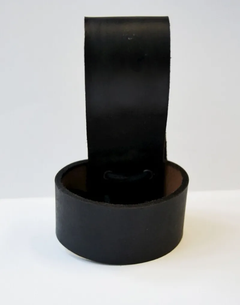 New Leonardo Carbone Hornhalter aus Leder mit keltischer Prägung Schwarz