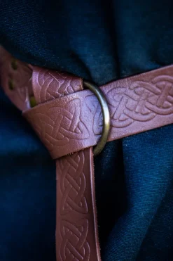 Shop Leonardo Carbone Lederringgürtel mit durchgehender keltischer Prägung 