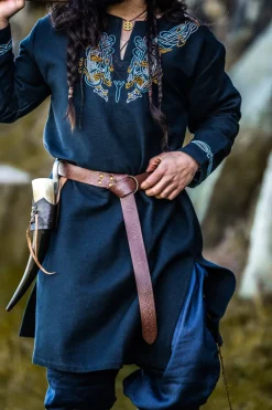 Shop Leonardo Carbone Lederringgürtel mit durchgehender keltischer Prägung 