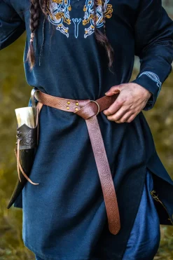 Shop Leonardo Carbone Lederringgürtel mit durchgehender keltischer Prägung 