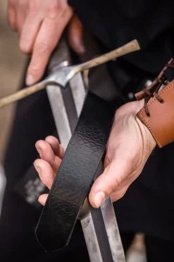Shop Leonardo Carbone Ringgürtel aus Leder mit keltischem Muster "Kegan" Schwarz