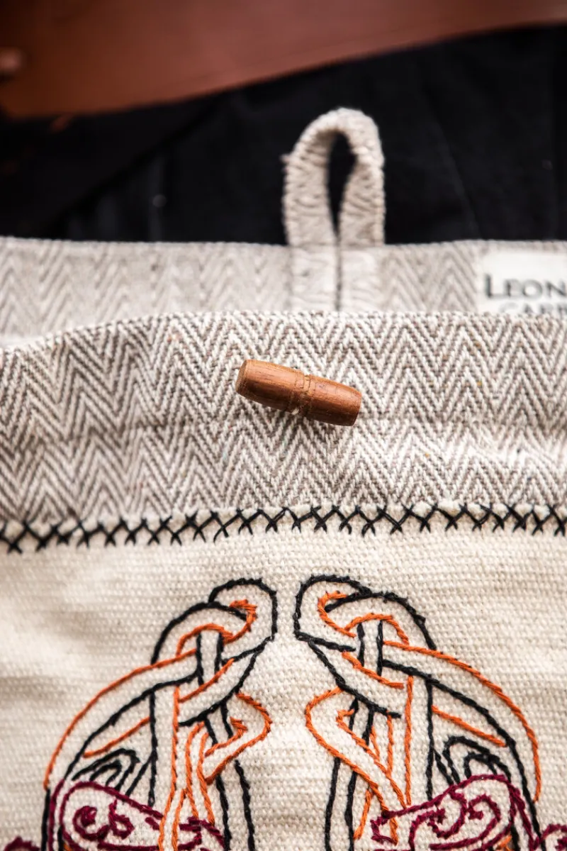 Outlet Leonardo Carbone Umhängetasche mit Wikinger Stickerei "Tora" Natur
