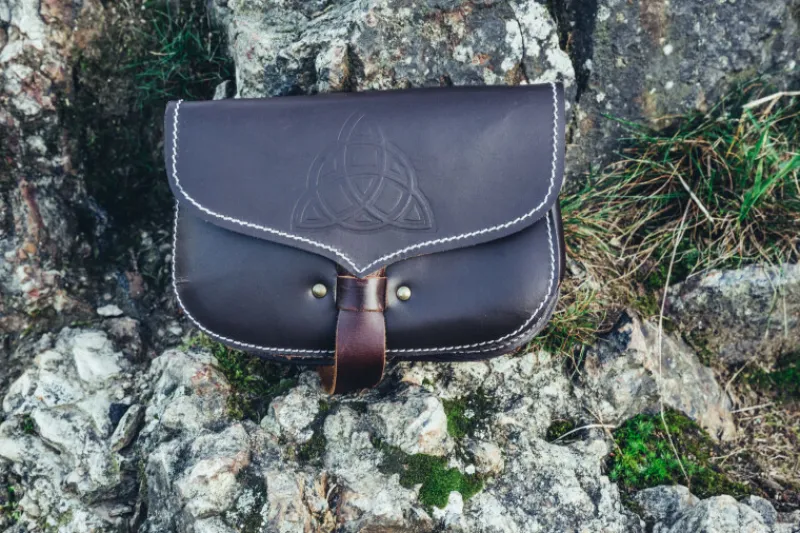 Cheap Leonardo Carbone Wikinger Leder Gürteltasche "Hulda" mit keltischem Knoten Braun