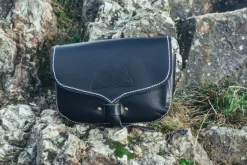 Online Leonardo Carbone Wikinger Leder Gürteltasche "Hulda" mit keltischem Knoten Schwarz