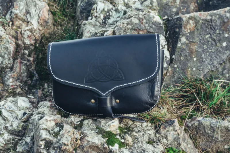 Online Leonardo Carbone Wikinger Leder Gürteltasche "Hulda" mit keltischem Knoten Schwarz