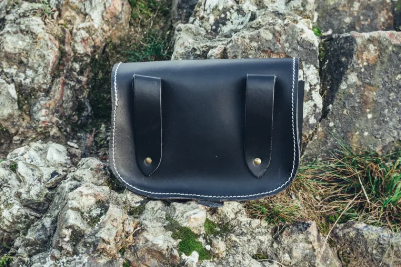 Online Leonardo Carbone Wikinger Leder Gürteltasche "Hulda" mit keltischem Knoten Schwarz