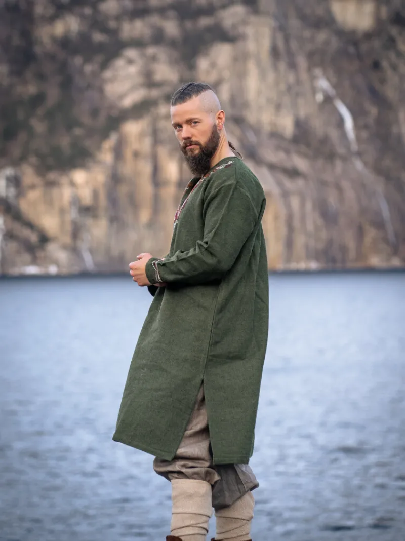 Hot Leonardo Carbone Wikinger Tunika "Snorri" mit Urnes-Stil Handstickerei Grün