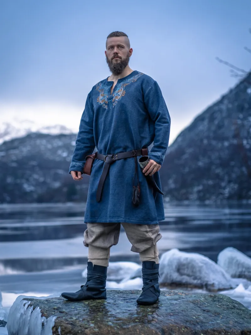 Store Leonardo Carbone Wikinger Tunika "Snorri" mit Urnes-Stil Handstickerei Graublau