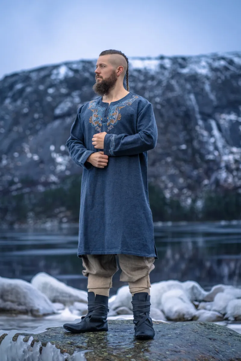 Store Leonardo Carbone Wikinger Tunika "Snorri" mit Urnes-Stil Handstickerei Graublau
