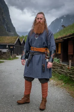 Store Leonardo Carbone Wikingertunika "Freki" mit Handstickerei Blaugrau