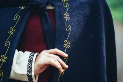 Best Sale Leonardo Carbone Wollumhang "Ásidís" mit Handstickerei Blau